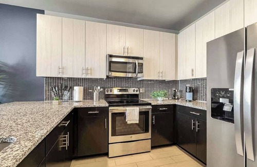Uptown Apartment | Luxury 1BD | Uptown | Sleeps 4 | Free Parking