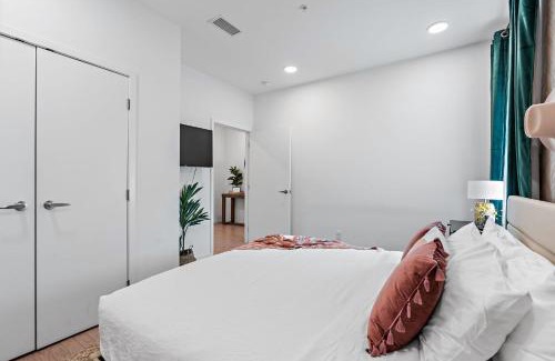 North Capitol House | Luxury 2-bd, 2-bth Downtown Riverfront, Park Free