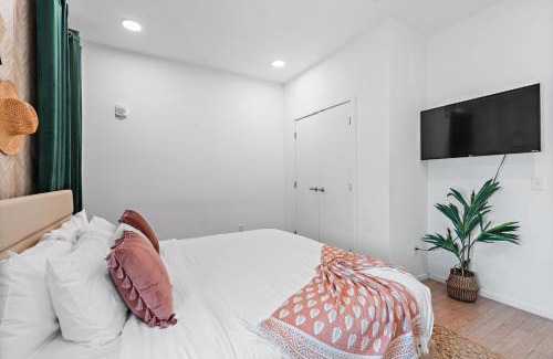 North Capitol House | Luxury 2-bd, 2-bth Downtown Riverfront, Park Free