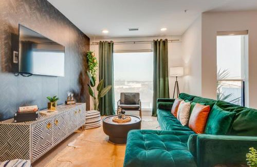 North Capitol House | Luxury 2-bd, 2-bth Downtown Riverfront, Park Free