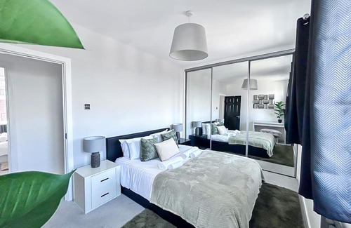 St. Pancras and Somers Town Apartment | Luxury 2-BR KingsX/Camden Penthouse Apartment