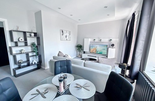 St. Pancras and Somers Town Apartment | Luxury 2-BR KingsX/Camden Penthouse Apartment