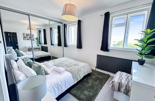 St. Pancras and Somers Town Apartment | Luxury 2-BR KingsX/Camden Penthouse Apartment