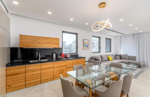 Old North Apartment | Luxury 2bdrm balcony & parking close to the Beach