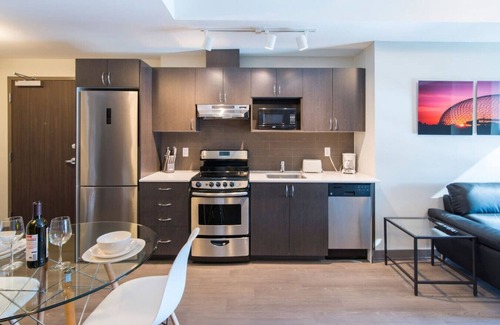 Centretown Apartment | Luxury 2BR Apt with Skyline Views, GYM and Laundry