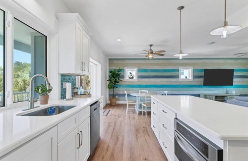 Palm Island House | Luxury 3 Bedroom home on deep water canal!