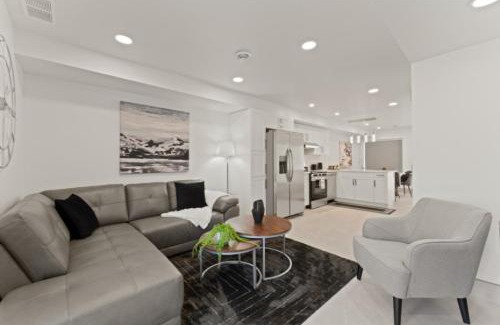 Leamington House | Luxury 3 level, 3 Bedroom 171-9 Condos