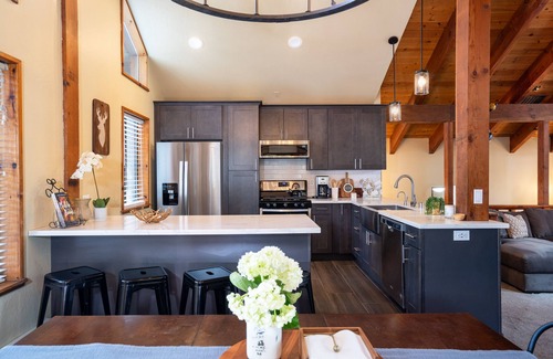 Truckee Cabin | Luxury 5 Bd Tahoe Donner Home - 2 Master King Bed Suites -New HotTub!