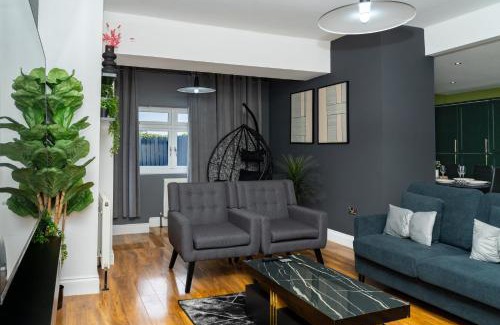 Liberton Villa | Luxury 5BD, Gym, Parking, Bus to Airport, Sleeps10