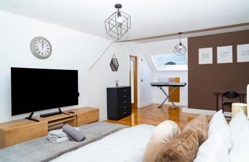 Liberton Villa | Luxury 5BD, Gym, Parking, Bus to Airport, Sleeps10