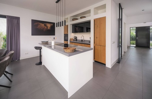 Zeewolde House | Luxury 8 person villa on the water with private jetty. Including 2 SUPs, barbecue and wood stove. Enjoy the spacious garden on the southwest and the beautiful wooded and watery surroundings!
