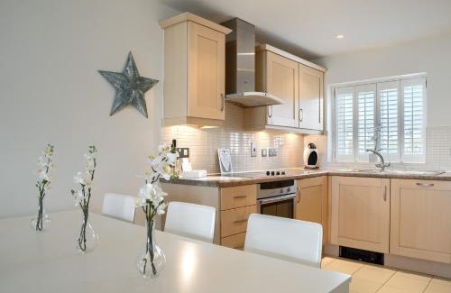 Eastbourne Apartment | LUXURY BEACHFRONT OUTSTANDING 2 bedroom APARTMENT