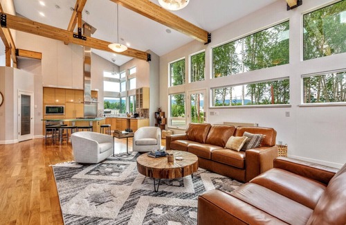 Wasilla House | Luxury Billiard Room & Bar~Wolf Lake Airport Home