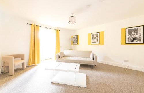 Bristol Apartment | Luxury Breakfast at Tiffany's Theme with FREE PARKING by Prescott Apartments