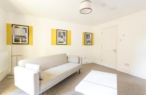 Bristol Apartment | Luxury Breakfast at Tiffany's Theme with FREE PARKING by Prescott Apartments
