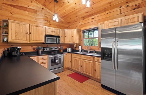 Whittier Cabin | Luxury Cabin with 2 Kings & 1 Queen, 5 miles to Casino, Hot Tub & Fire Pit