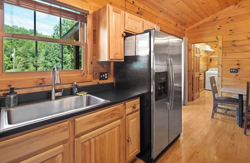 Whittier Cabin | Luxury Cabin with 2 Kings & 1 Queen, 5 miles to Casino, Hot Tub & Fire Pit