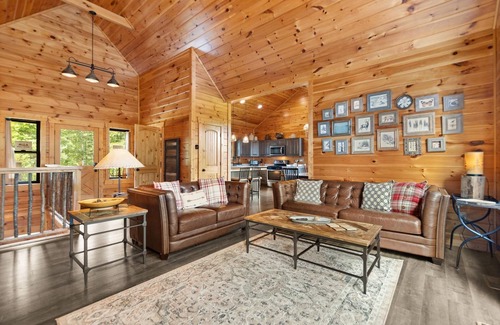 Zoe Cabin | Luxury Cabin with Rustic Elegance