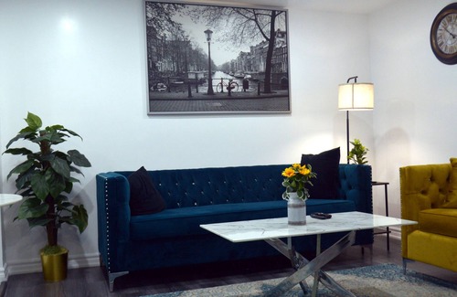 Brampton Apartment | Luxury Chic 1bedrm with 2bed queen size End Unit in Central Brampton