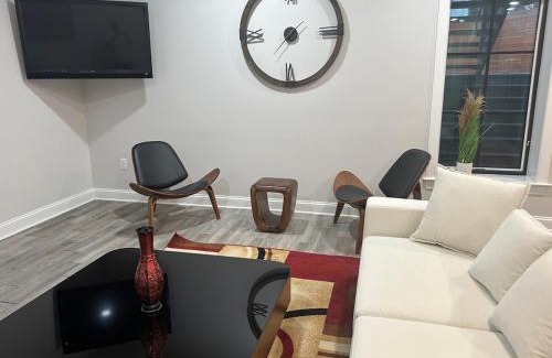 Spring Valley Apartment | Luxury City 2bed 2bath Apt Sleeps 6 walk to Metro