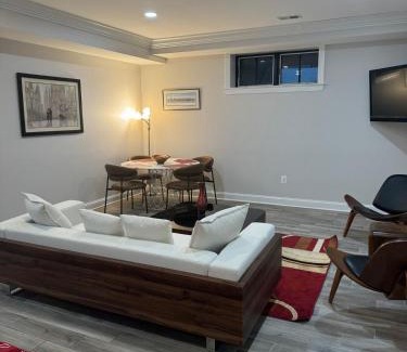 Spring Valley Apartment | Luxury City 2bed 2bath Apt Sleeps 6 walk to Metro