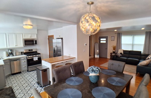 Gurnee House | Luxury Cozy Stay-Near Six Flags, Navy Base