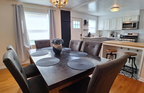 Gurnee House | Luxury Cozy Stay-Near Six Flags, Navy Base