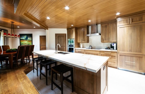 Deer Valley Condo | Luxury Four Bedroom Corner Suite with Hot Tub 4 Apartment Hotel by RedAwning
