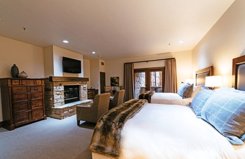 Deer Valley Condo | Luxury Four Bedroom Corner Suite with Hot Tub 4 Apartment Hotel by RedAwning