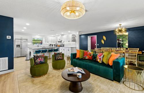 Seminole House | Luxury Getaway - Sleeps 12 Pool HTD Beach Closeby