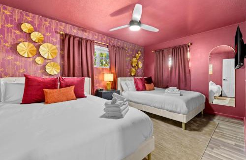 Seminole House | Luxury Getaway - Sleeps 12 Pool HTD Beach Closeby