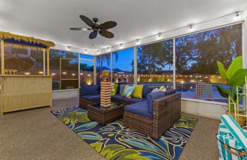 Seminole House | Luxury Getaway - Sleeps 12 Pool HTD Beach Closeby