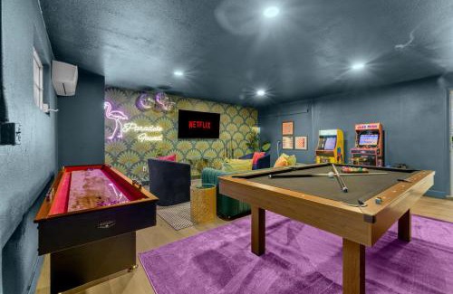 Seminole House | Luxury Getaway - Sleeps 12 Pool HTD Beach Closeby