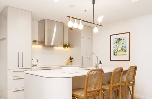 Griffith Apartment | Luxury Griffith Retreat steps from Iconic Manuka