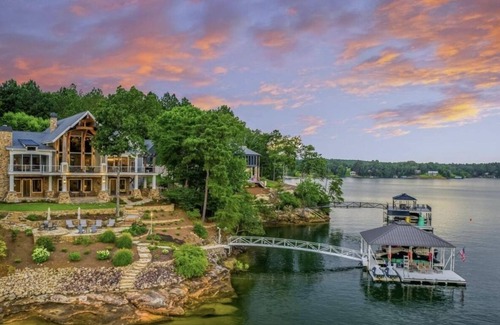 Crane Hill House | Luxury Lake House Retreat