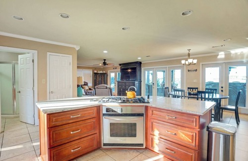 Gilbert Cottage | Luxury Lakefront 4br: Jacuzzi, Game Room & Wi-fi