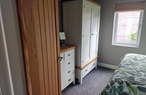 Llanfair Caereinion Cabin | Luxury Lodge - Sleeps 4, hot tub & Parking