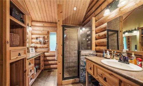 Sylva House | Luxury Log 7bed/6.5bath Cabin: Theater, Game Room, 7 Acres!