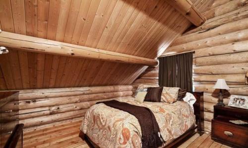 Sylva House | Luxury Log 7bed/6.5bath Cabin: Theater, Game Room, 7 Acres!