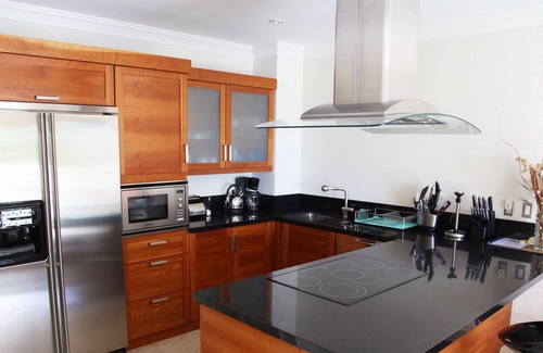 Old Trees Bay Condo | Luxury One Bedroom Beach Front Condo in Paynes Bay