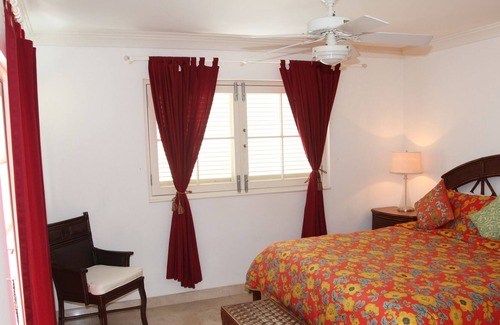 Old Trees Bay Condo | Luxury One Bedroom Beach Front Condo in Paynes Bay