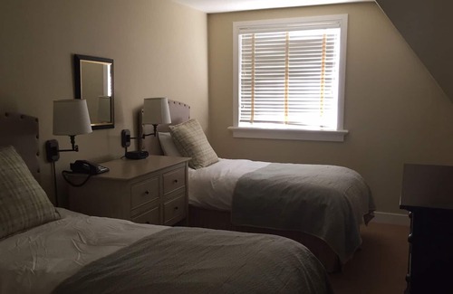 Seguin Resort | Luxury Resort cabin Rocky Crest Resort muskoka lake Joseph