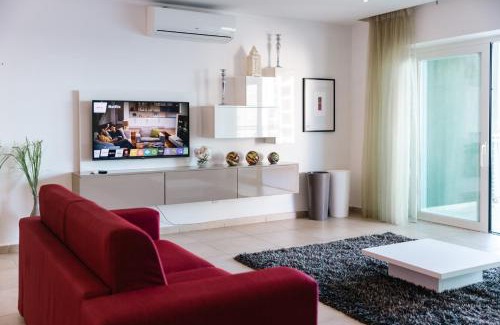 Sliema Apartment | Luxury Seafront 3BR with Pool by ArcoBnb