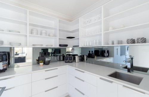 Waterford House | Luxury Spacious 5 Bedroom Family Modern Villa Sleeps 10