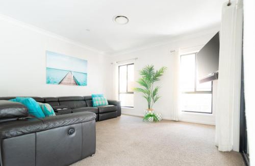 Waterford House | Luxury Spacious 5 Bedroom Family Modern Villa Sleeps 10