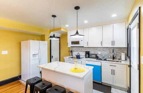 Fairlawn House | Luxury spacious charming DC row house plus free parking