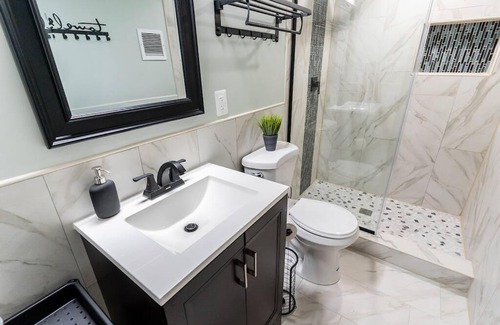 Fairlawn House | Luxury spacious charming DC row house plus free parking
