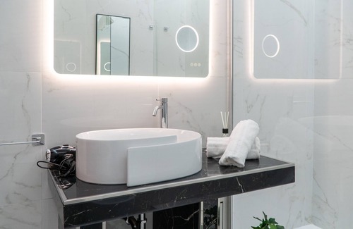 Ostiense Apartment | Luxury suite con vasca idromassaggio a tema Eros vicina al centro di Roma
