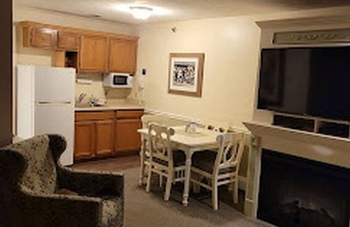 Ogunquit Apartment | Luxury Suite walk to Ogunquit Foot Bridge Beach lounge by the Heated Indoor Pool