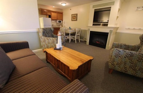 Ogunquit Apartment | Luxury Suite walk to Ogunquit Foot Bridge Beach lounge by the Heated Indoor Pool